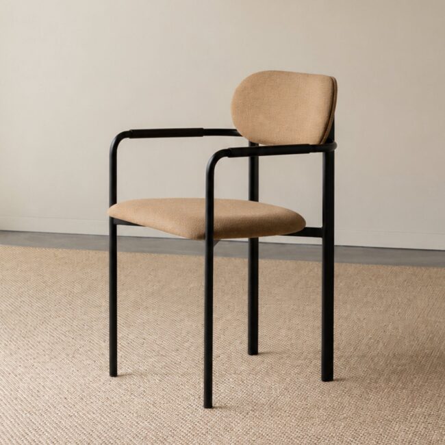 Studio HENK Oblique eetkamerstoel bekleed met armleuning