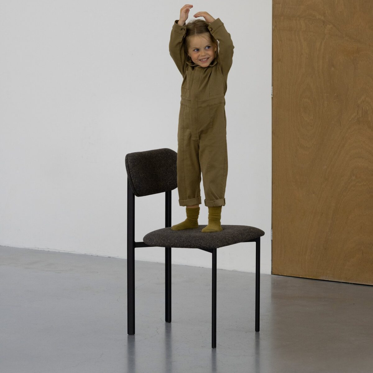 Studio HENK Oblique eetkamerstoel bekleed zonder armleuning - Afbeelding 2