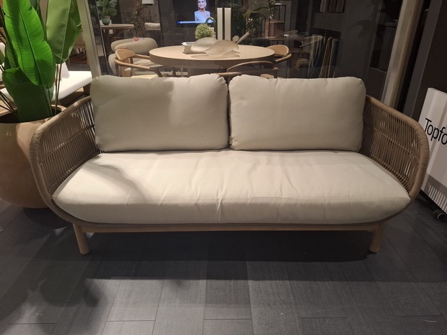 Kave Home Catalina driezitsbank– showroommodel