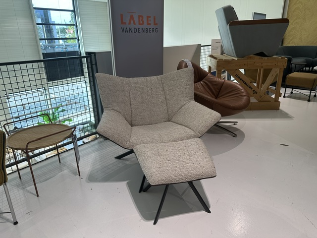 LABEL Vandenberg Gustav fauteuil met poef– showroommodel