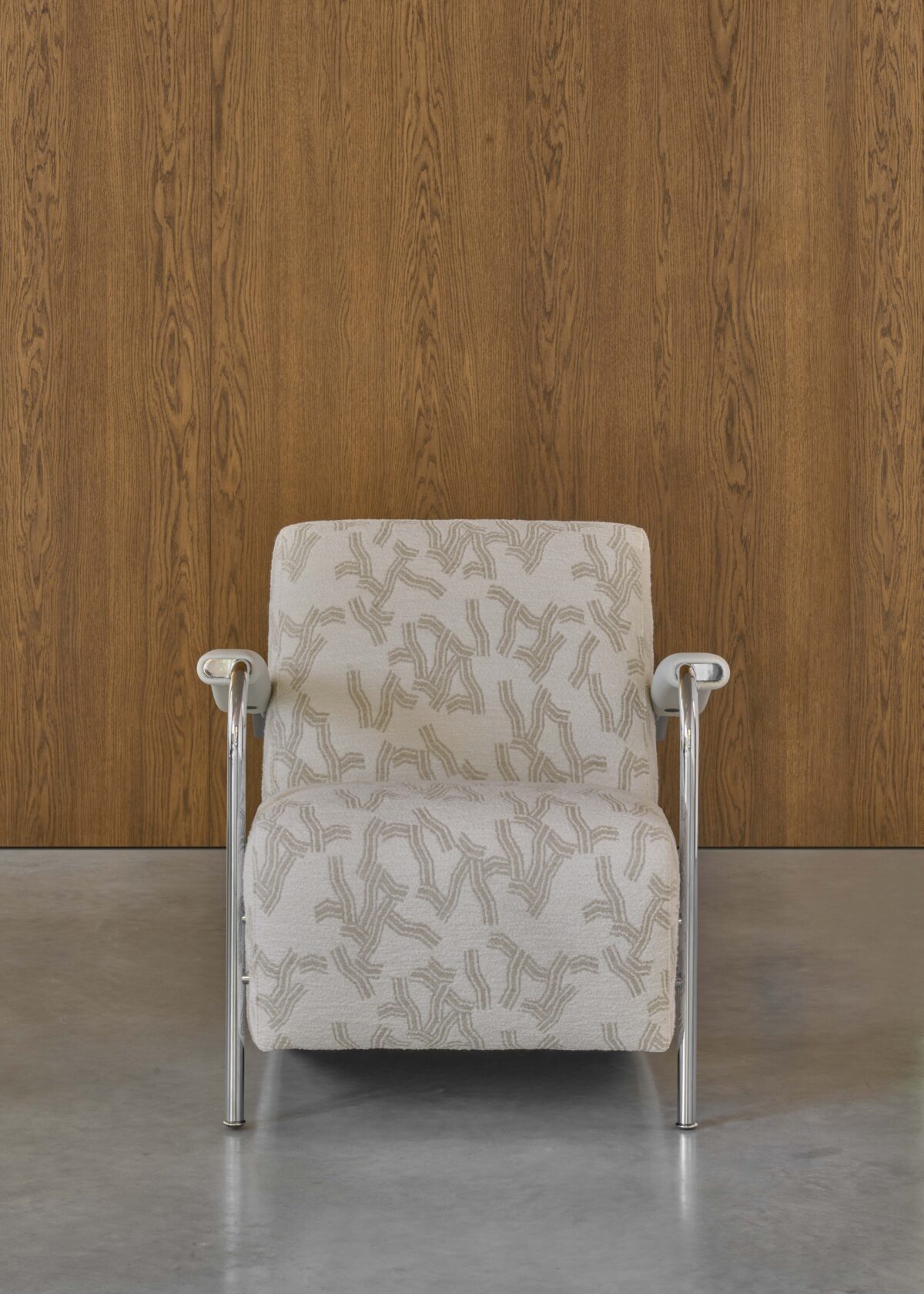 Leolux Scylla by Mae in Beige voor een houten wand
