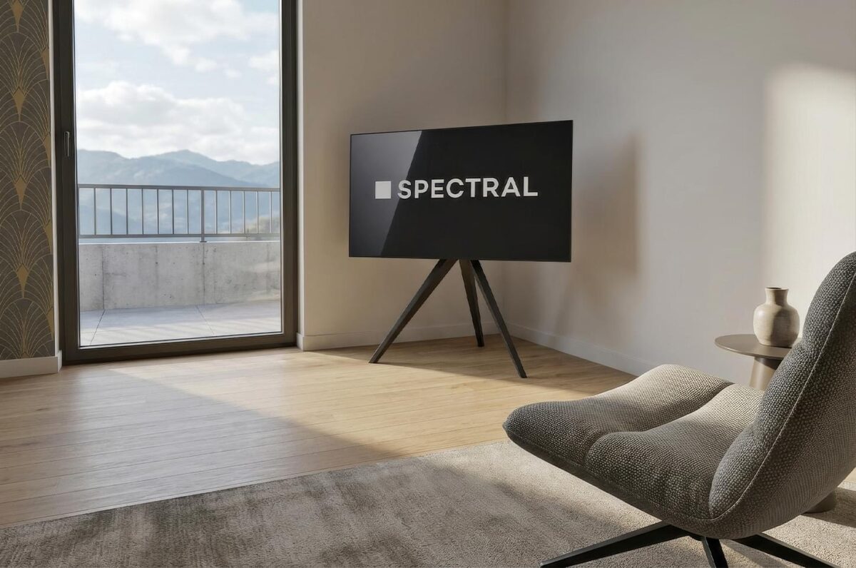 Spectral Art tv-standaard met walnoot onderstel bij het raam