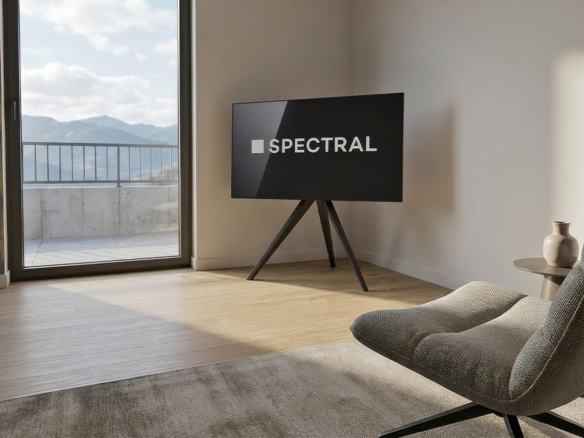 Spectral Art tv-standaard met walnoot onderstel bij het raam