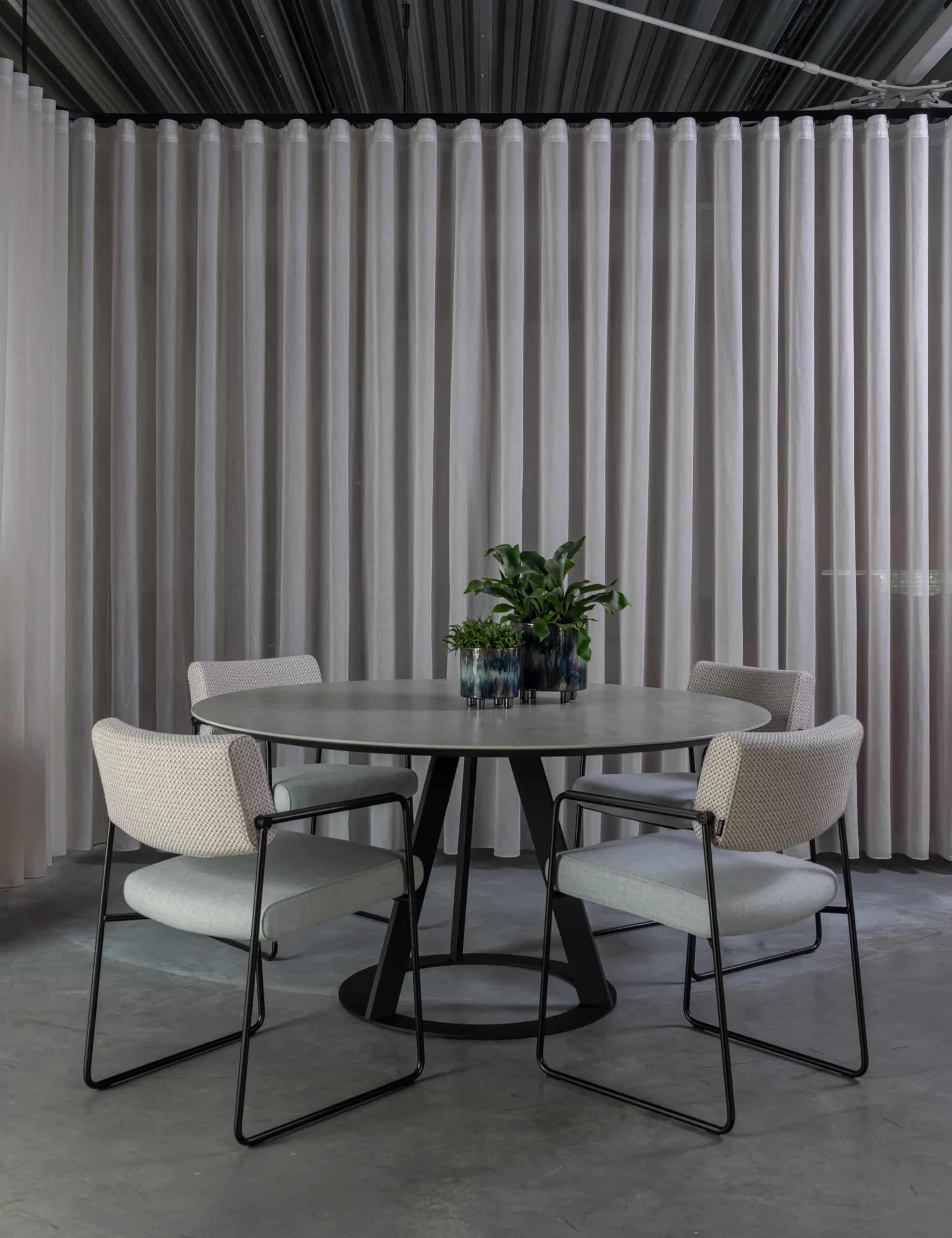 Harvink Fier ronde eettafel met Duck eetkamerstoelen