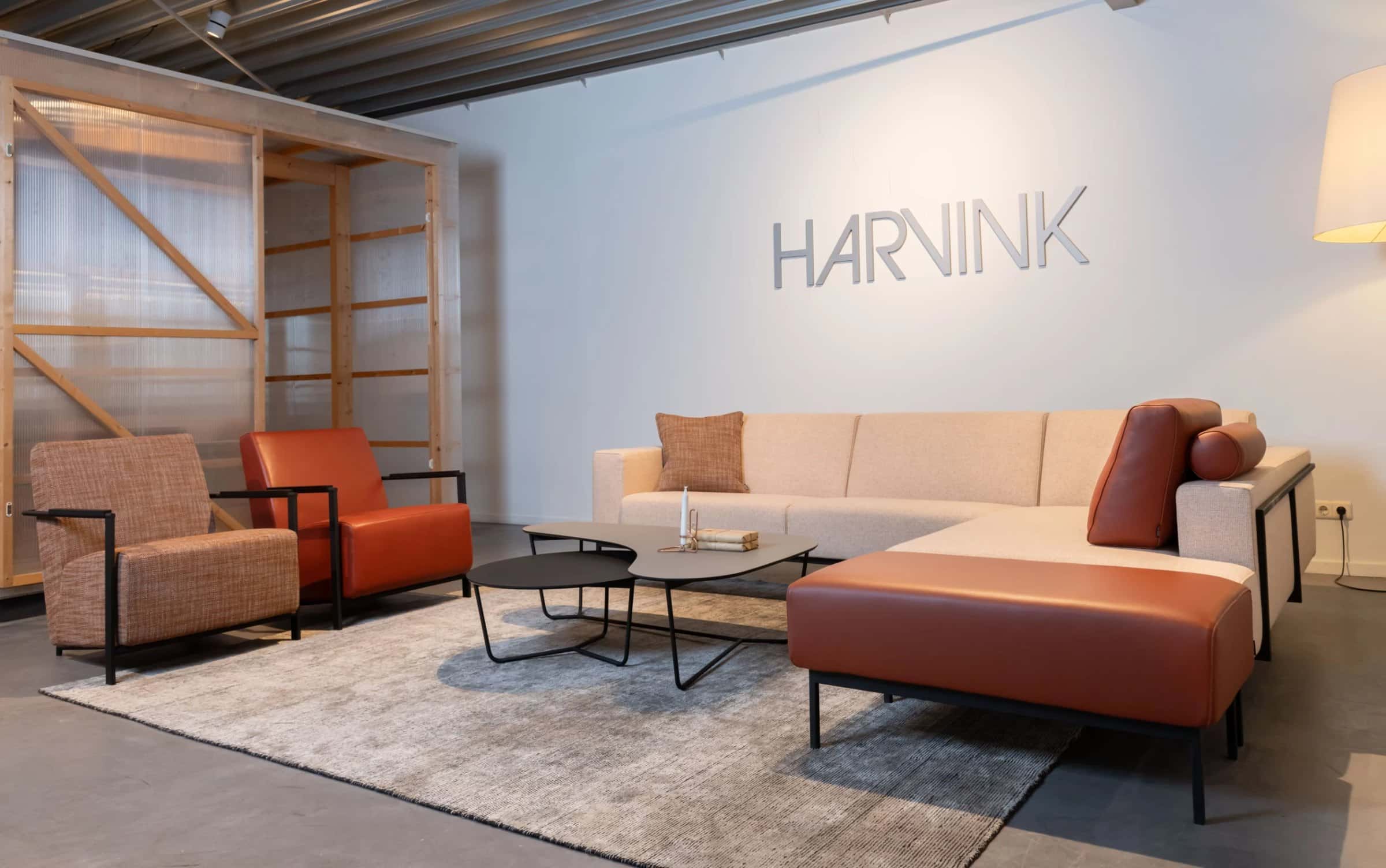 Harvink Forum bank met chaise longue en twee Alowa fauteuils in een woonkamer