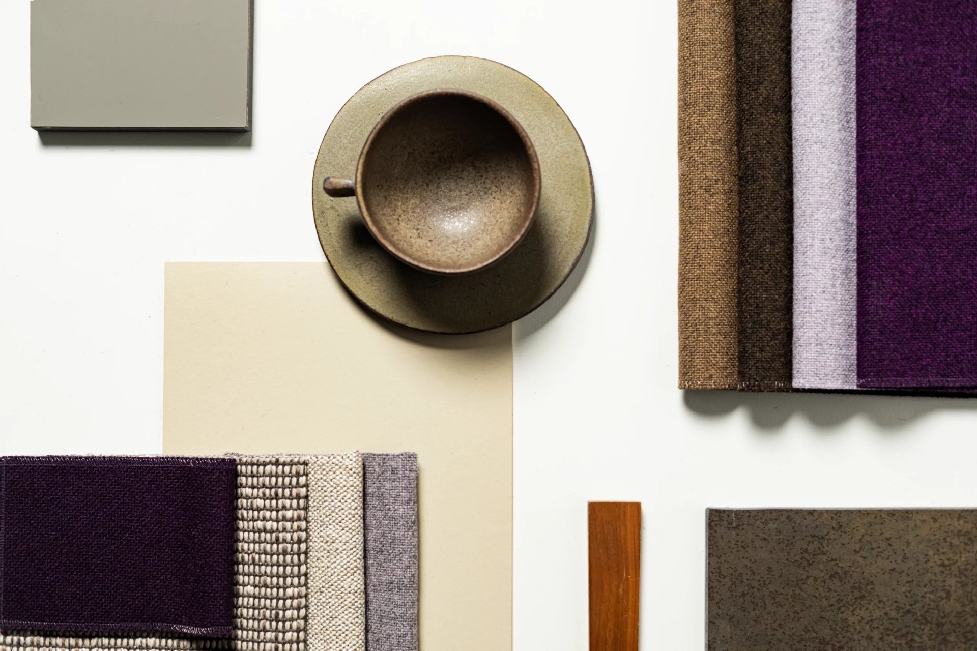 Harvink-stoffen, hout en framekleuren naast elkaar