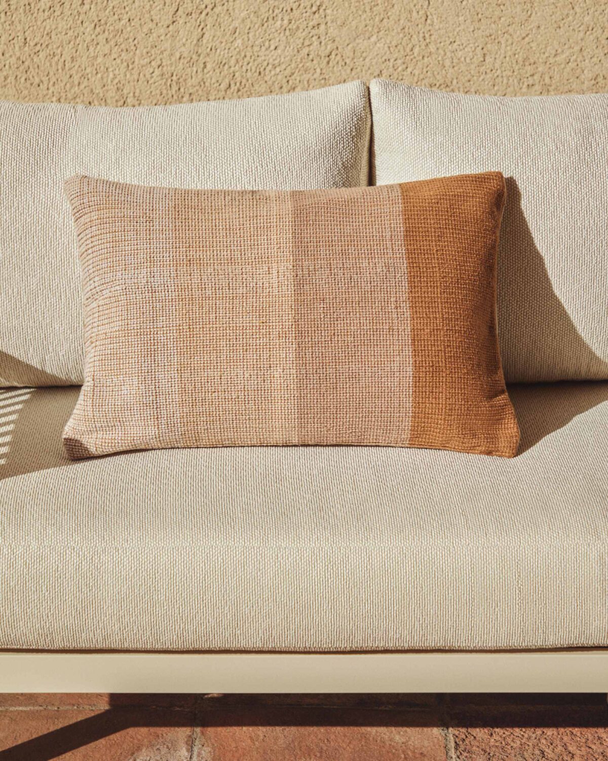 Kave Home adys kussenhoes beige sfeerbeeld