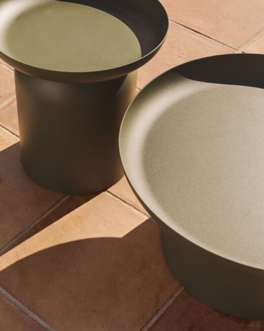 Kave Home Arcola bijzettafel van aluminium in groen Ø45 cm