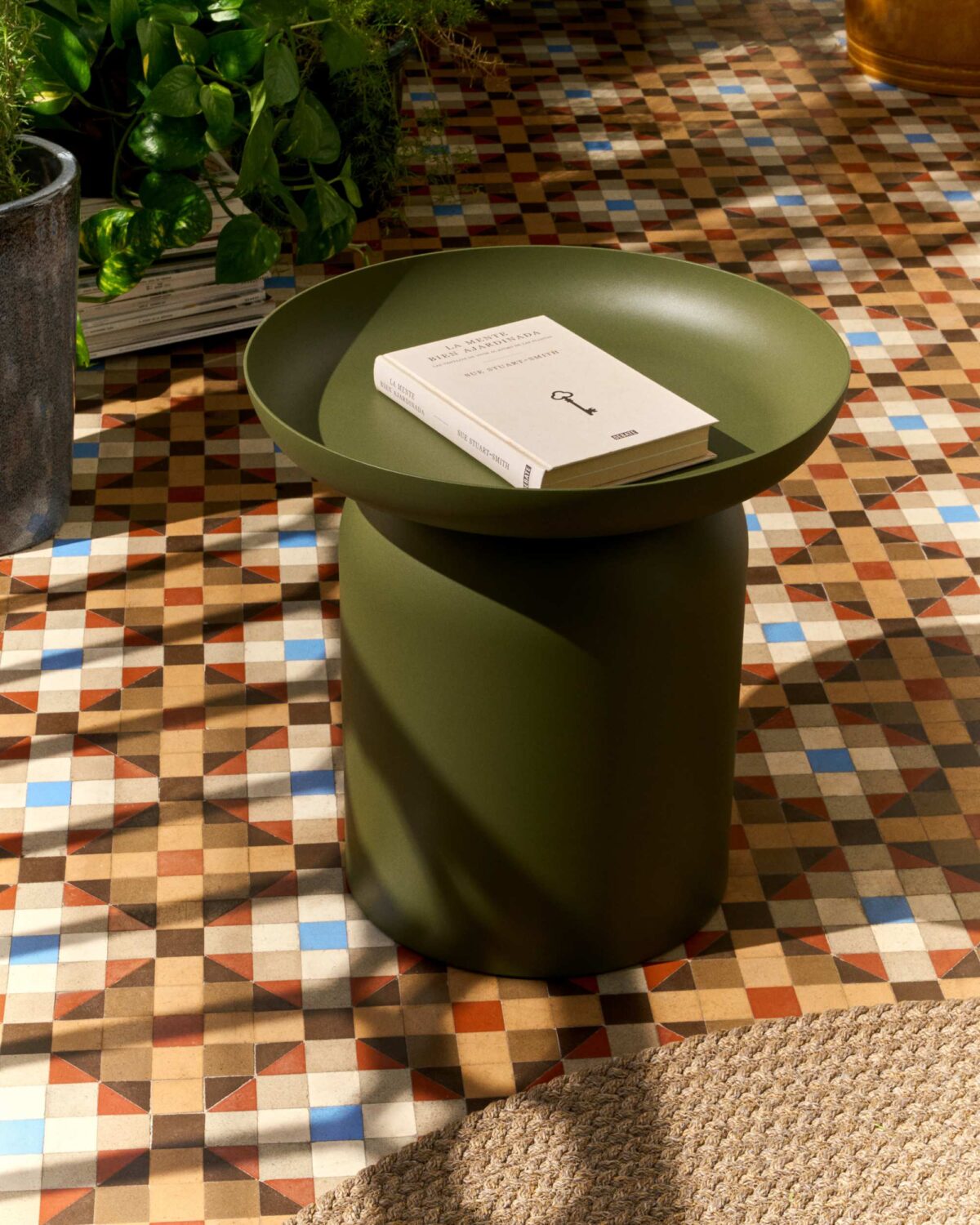 Kave Home arcola bijzettafel groen sfeerbeeld