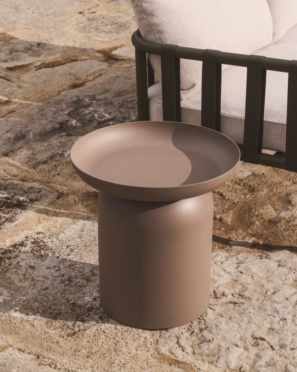 Kave Home arcola bijzettafel taupe sfeerbeeld