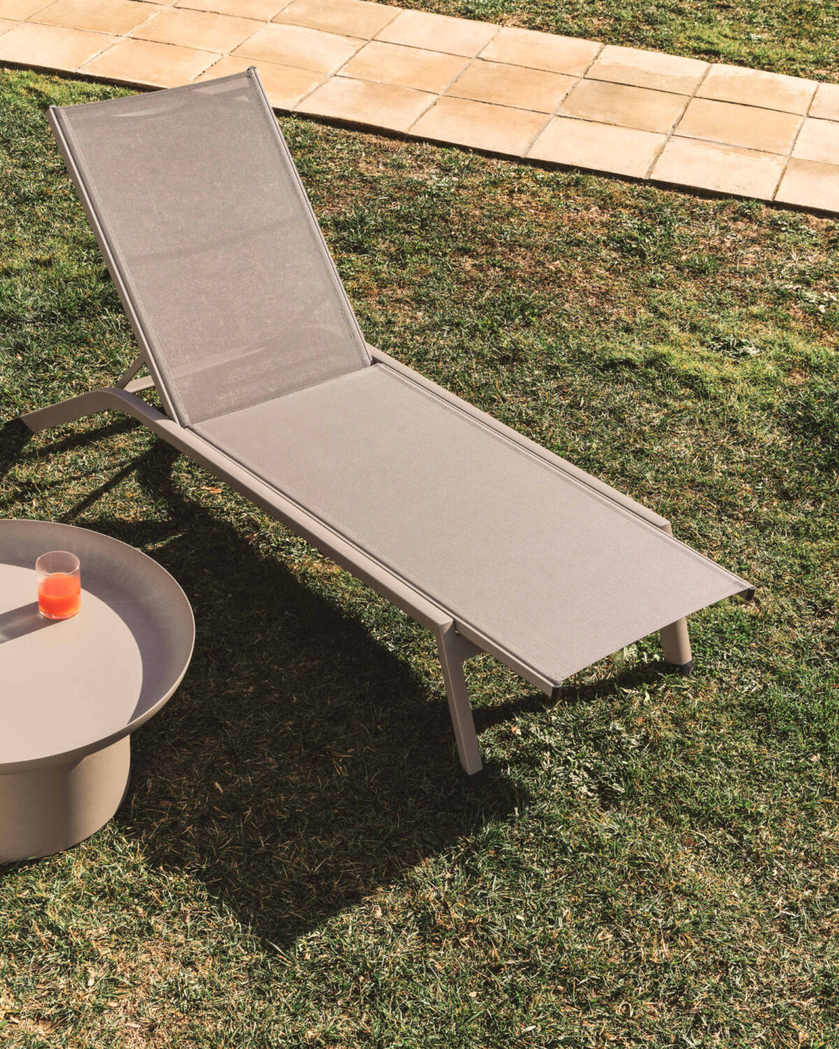 Kave Home capraia ligstoel taupe sfeerbeeld