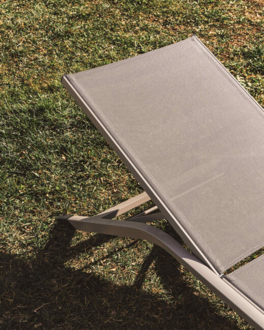 Kave Home Capraia stapelbare ligstoel van taupe aluminium met bruin texteline