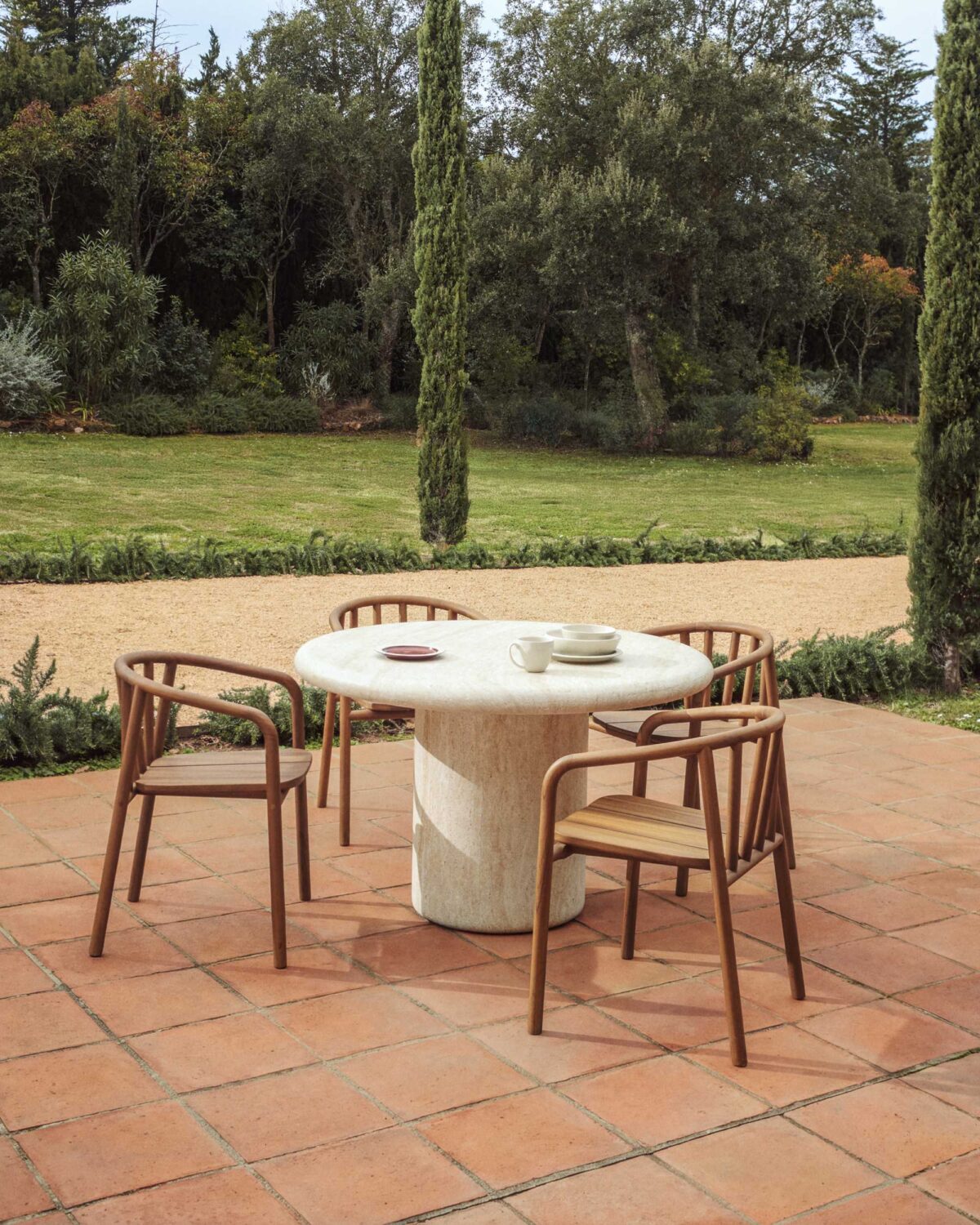 Kave Home drasi ronde tafel sfeerbeeld