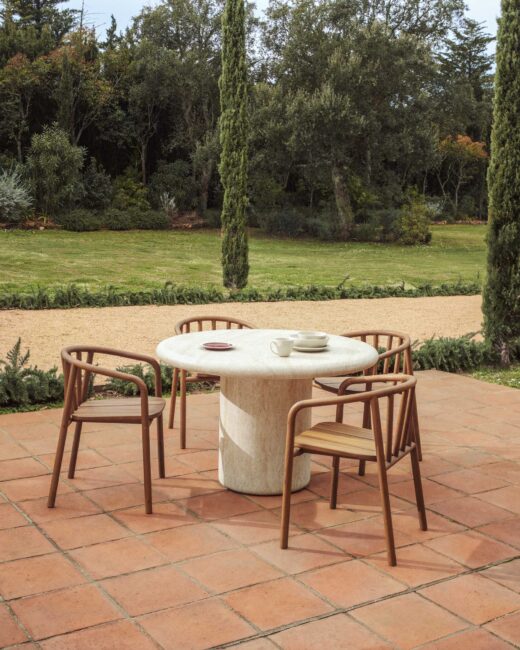Kave Home Drasi ronde tafel van cement met afwerking in travertijneffect Ø122 cm