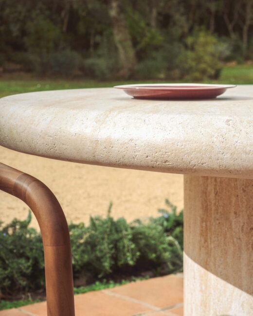 Kave Home Drasi ronde tafel van cement met afwerking in travertijneffect Ø122 cm