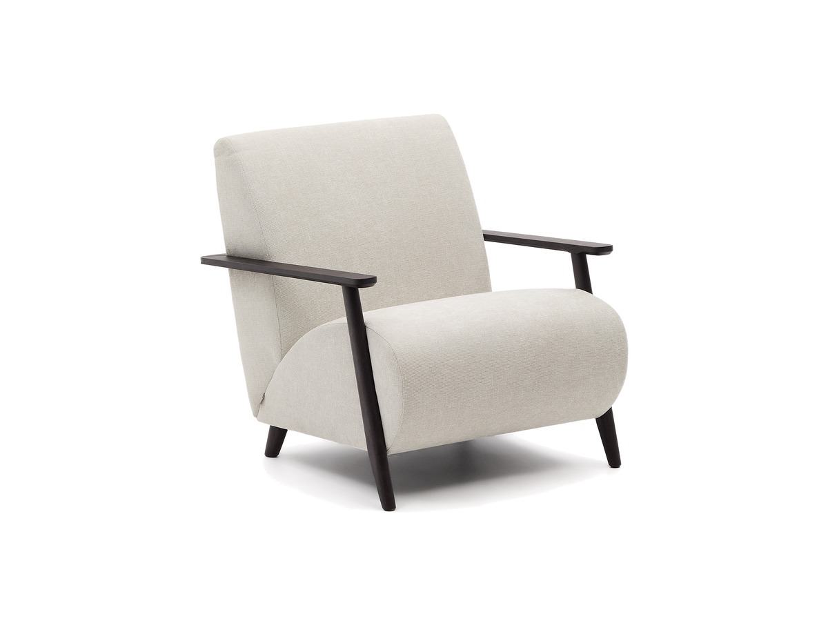 Kave Home Fauteuil Meghan in parelkleurige chenille en van massief essenhout met wengé afwerking FSC Mix Credit – packshot