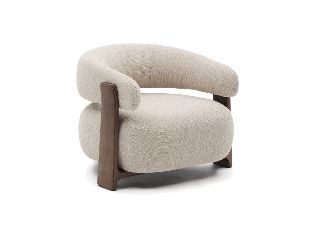 Kave Home Granite fauteuil in beige chenille en poten van massief essenhout in noten afwerking FSC 100% – packshot