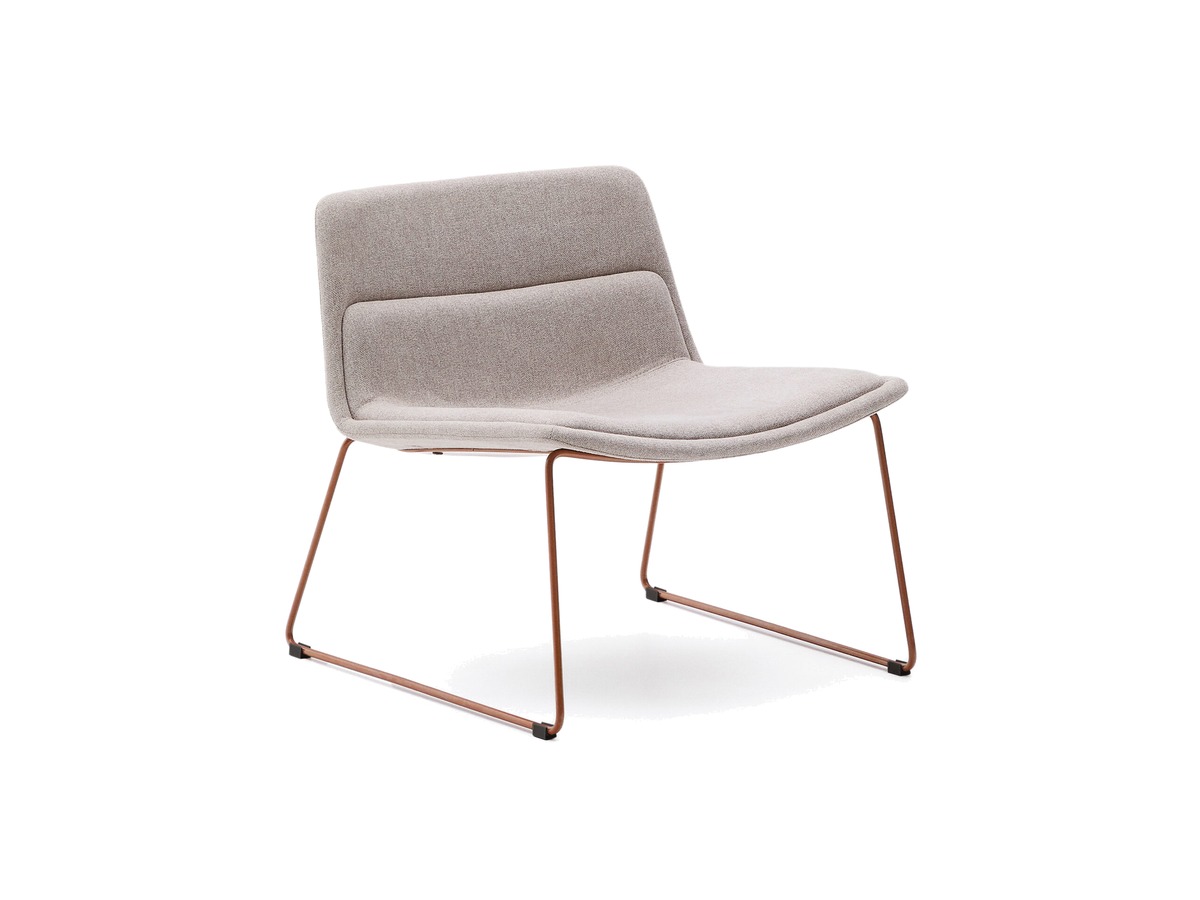 Kave Home Zahara beige fauteuil met stalen poten en terracotta afwerking FSC 100% – packshot