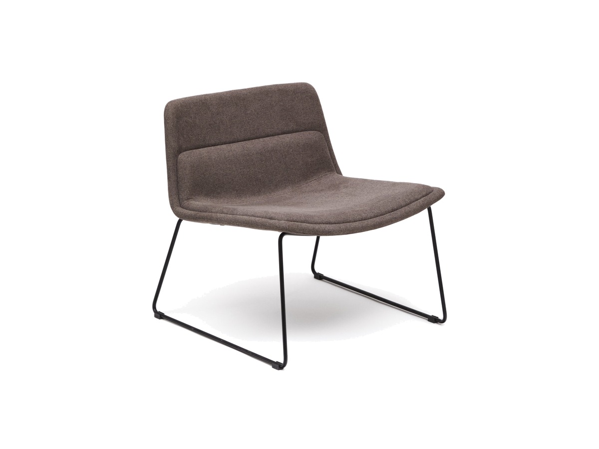 Kave Home Zahara fauteuil bruin en staal met zwarte afwerking, 100% FSC. – packshot