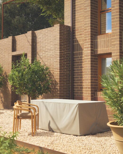 Kave Home Iria beschermhoes voor tuinmeubelen max. 210 x 110 cm