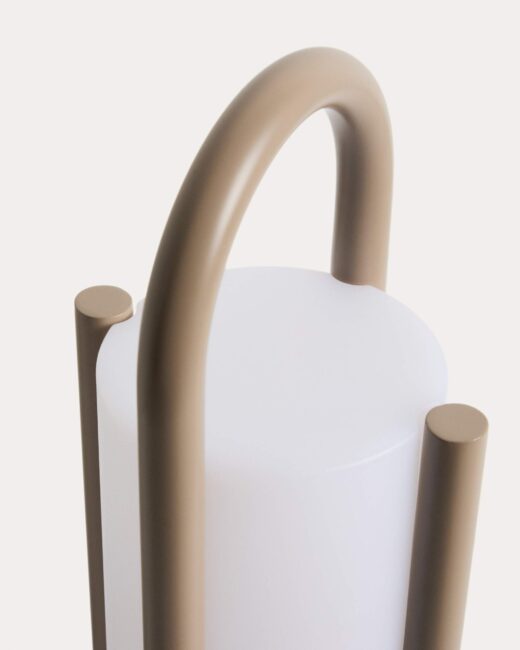 Kave Home Leros grote draagbare tafellamp van polyethyleen en taupe staal