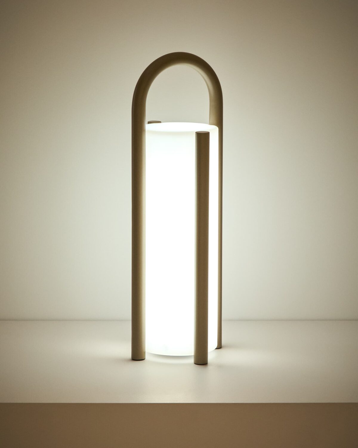 Kave Home leros tafellamp groot taupe