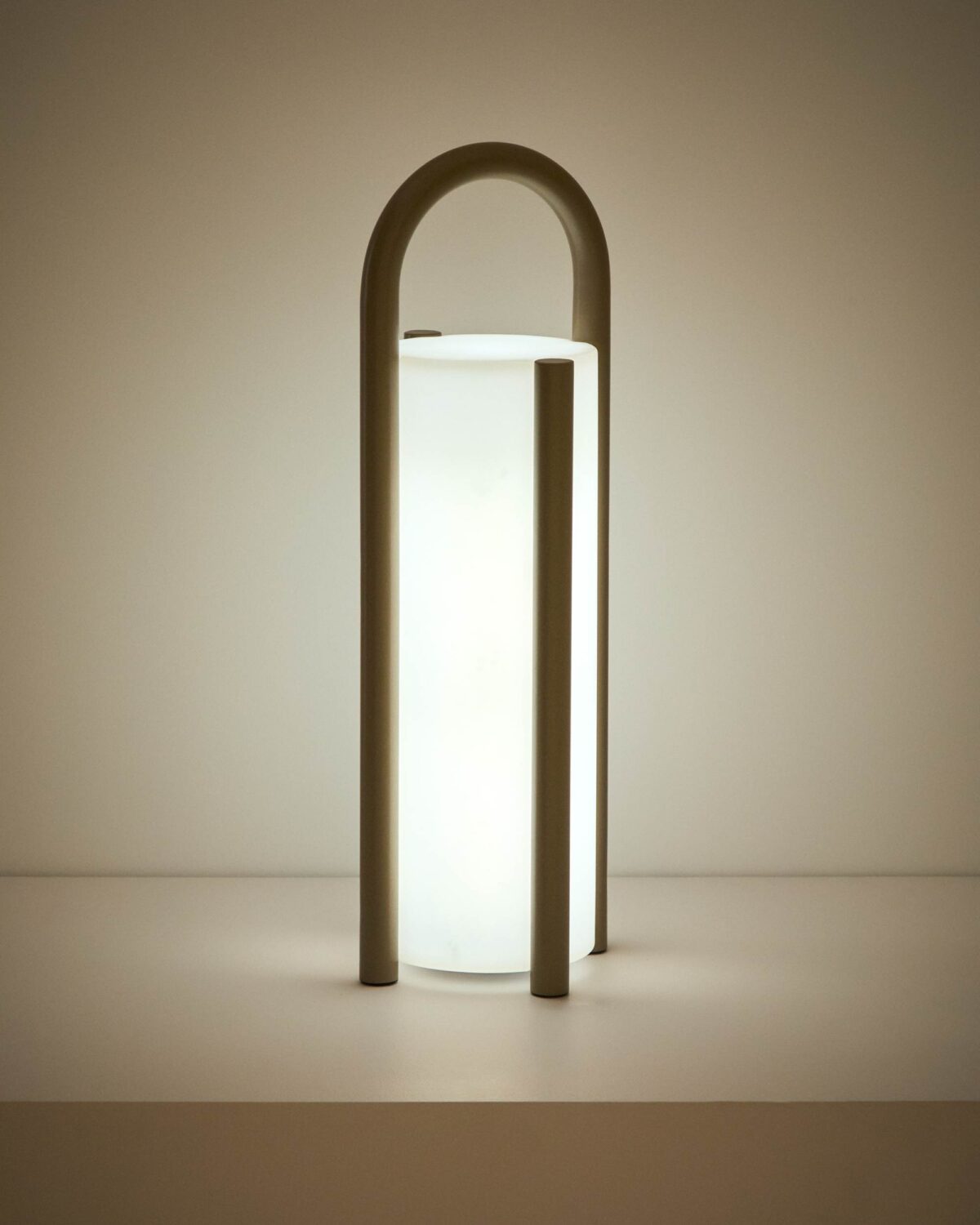 Kave Home leros tafellamp groot taupe