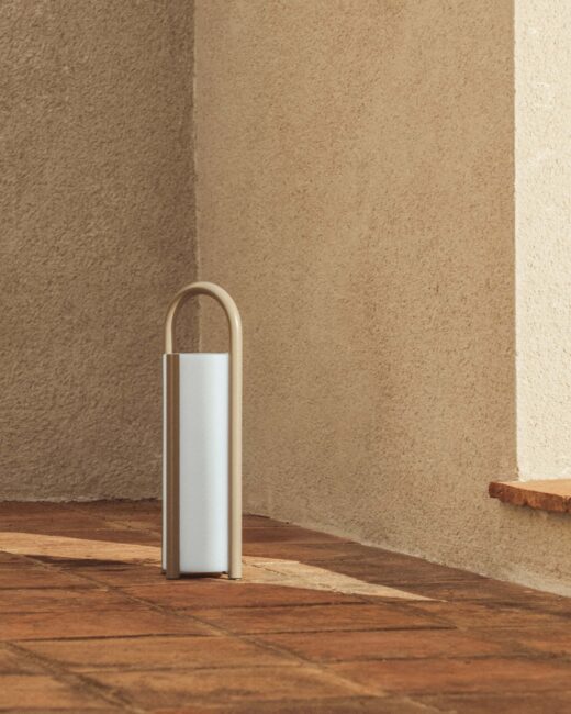 Kave Home Leros grote draagbare tafellamp van polyethyleen en taupe staal