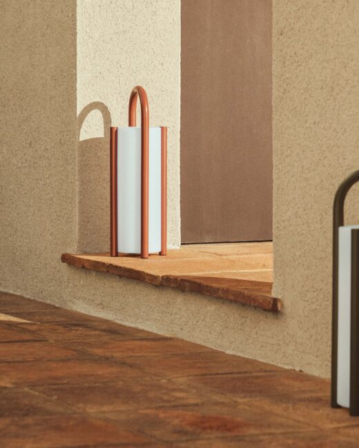 Kave Home Leros grote draagbare tafellamp van polyethyleen en terracotta staal