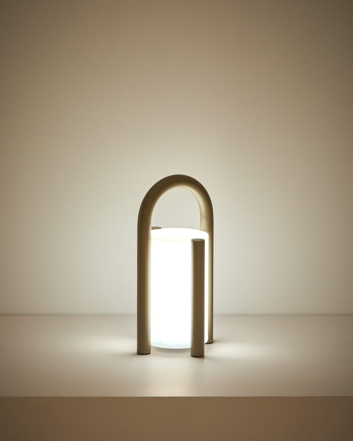 Kave Home leros tafellamp klein taupe