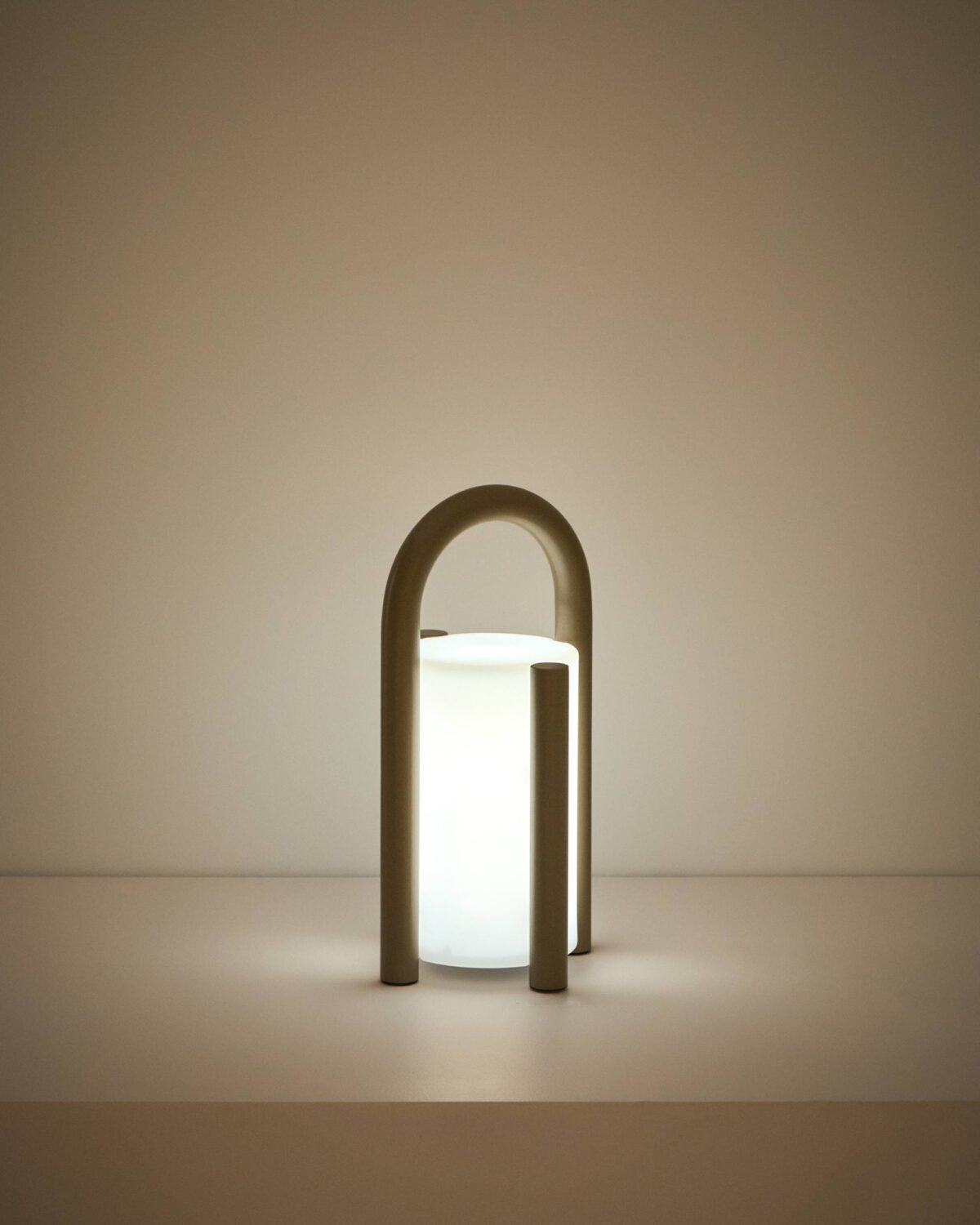 Kave Home leros tafellamp klein taupe