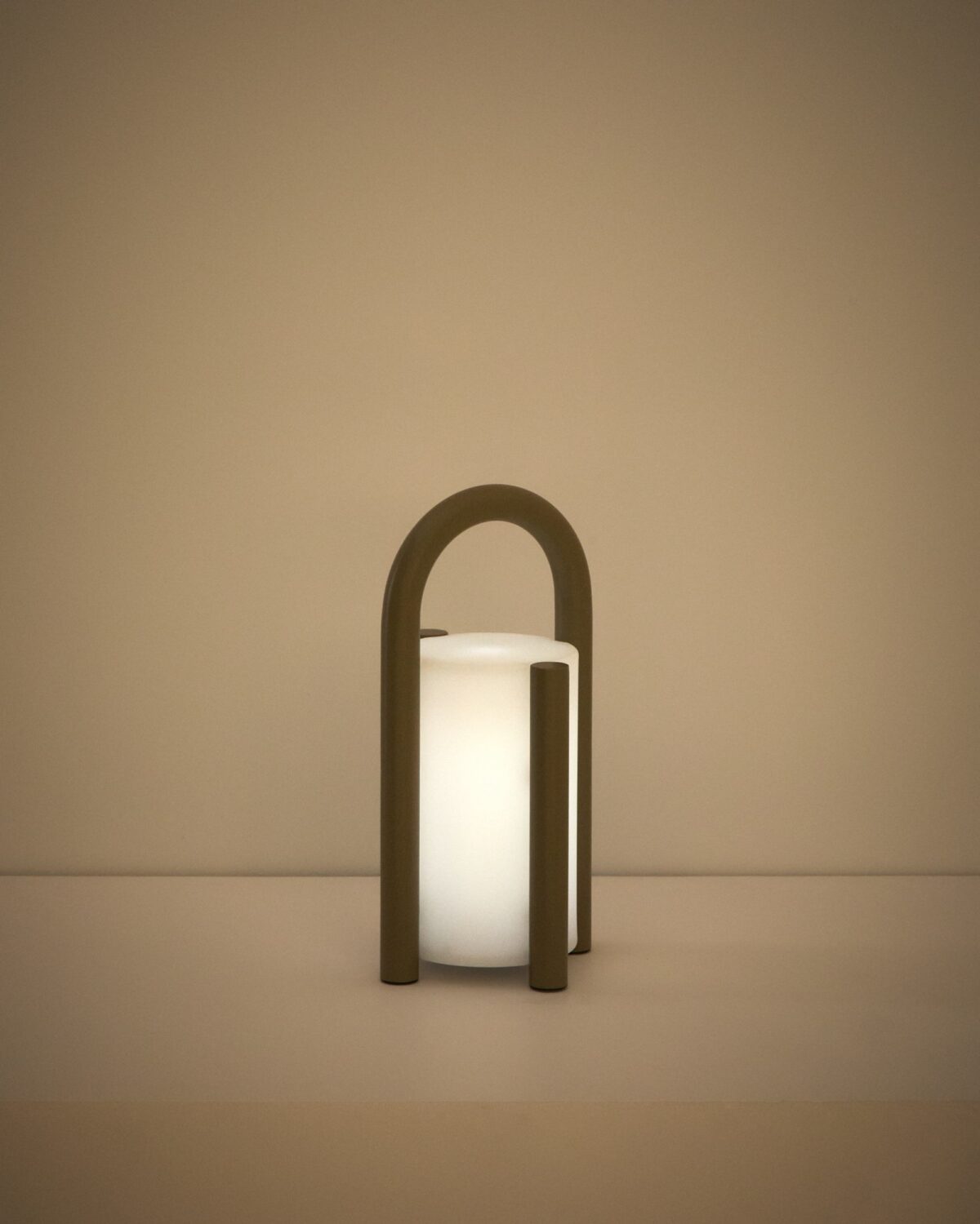 Kave Home leros tafellamp klein taupe