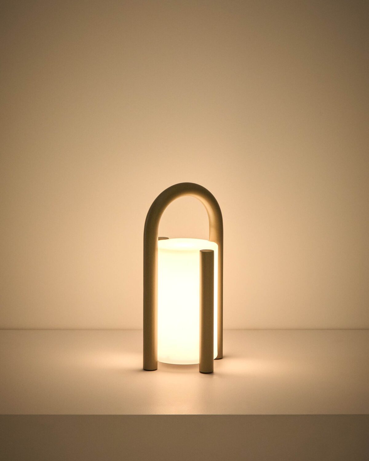 Kave Home leros tafellamp klein taupe