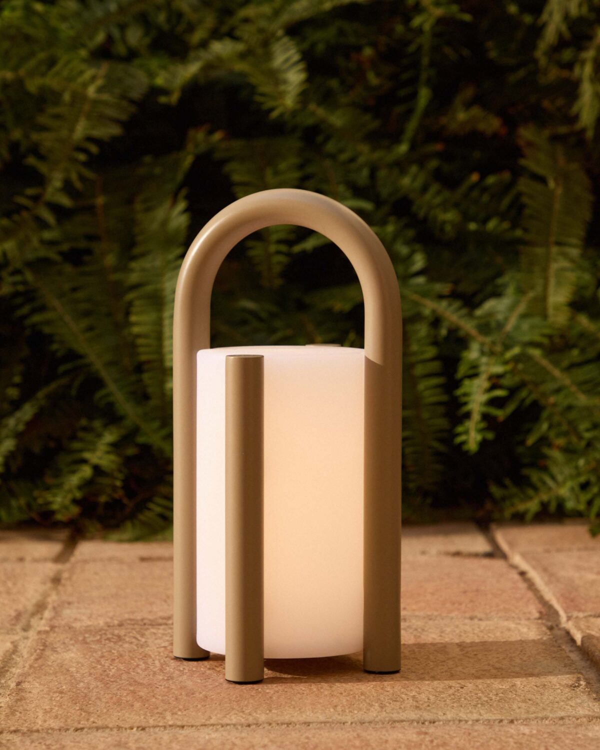 Kave Home leros tafellamp klein taupe sfeerbeeld