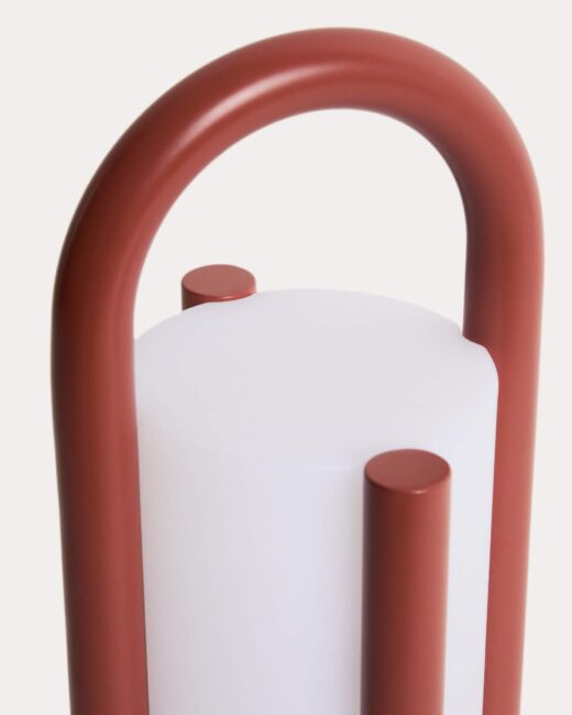 Kave Home Leros kleine draagbare tafellamp van polyethyleen en terracotta staal