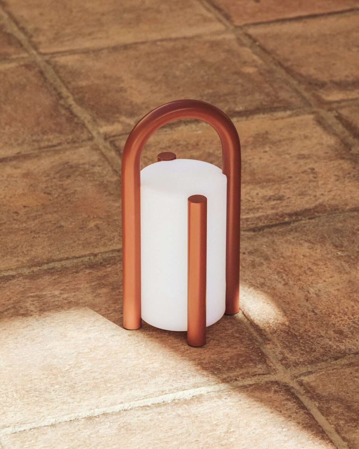 Kave Home leros tafellamp klein terracotta sfeerbeeld