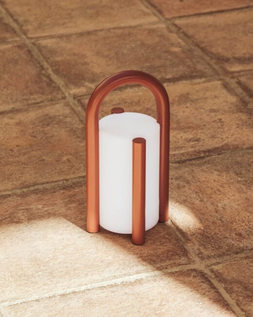 Kave Home Leros kleine draagbare tafellamp van polyethyleen en terracotta staal