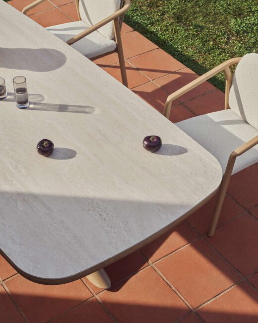 Kave Home Mirtia outdoor tafel in aluminium met houteffect en gesinterde steen in ecru 240 x 110 cm