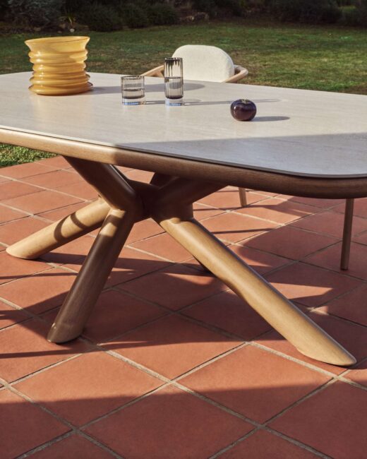 Kave Home Mirtia outdoor tafel in aluminium met houteffect en gesinterde steen in ecru 240 x 110 cm
