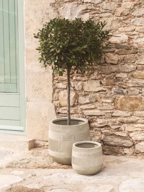 Kave Home Tival set van 2 beige bloempotten van cement Ø 50 cm / Ø 34 cm
