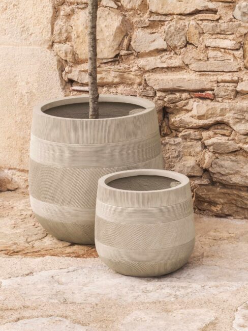 Kave Home Tival set van 2 beige bloempotten van cement Ø 50 cm / Ø 34 cm