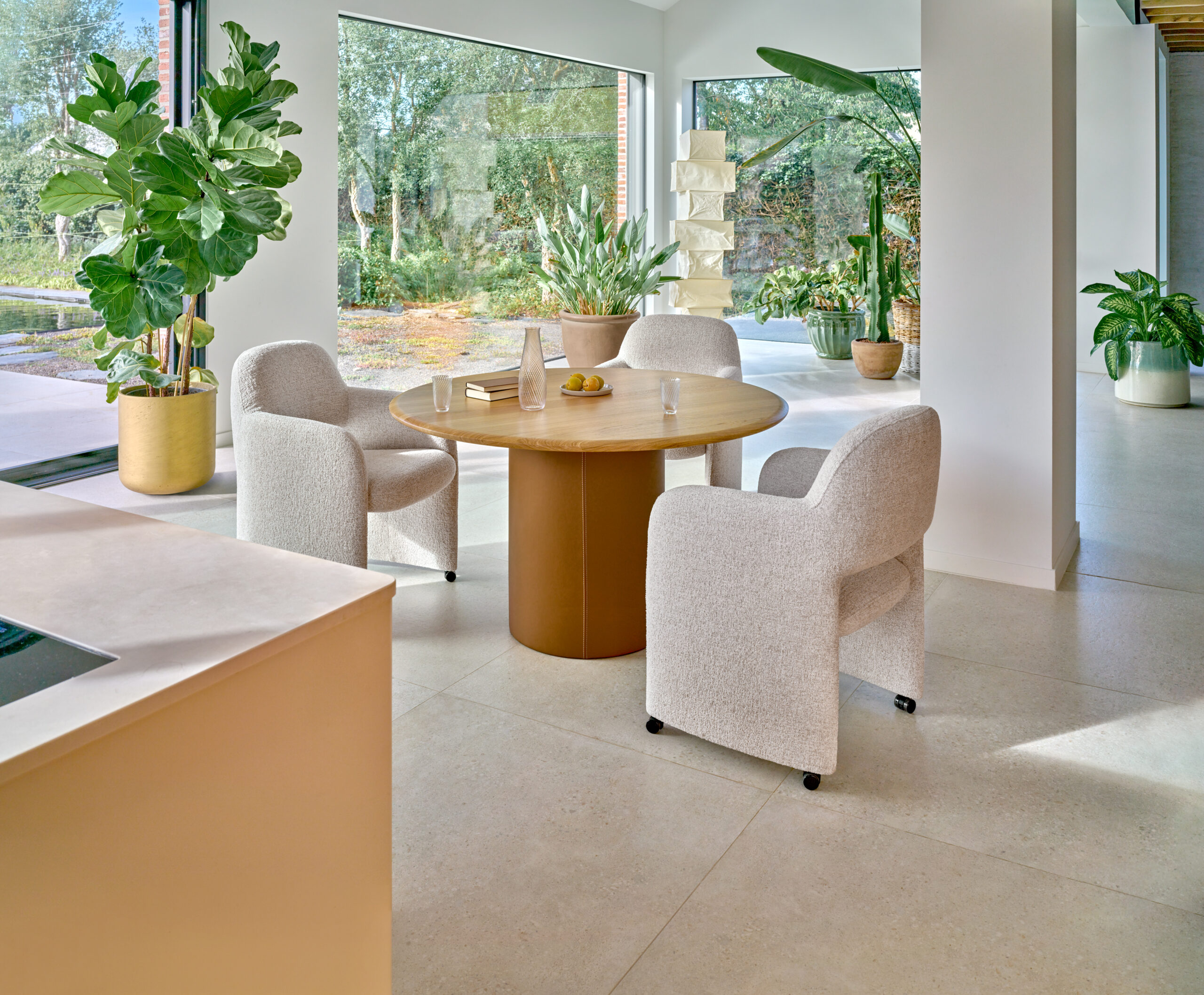 Leolux Tilar tafel in een interieur