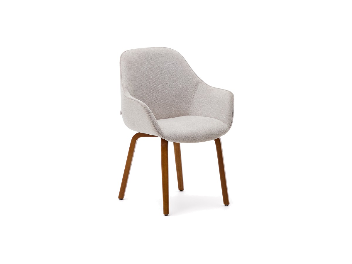 Kave Home Aleli-stoel in beige chenille stof en massief essenhouten poten met natuurlijke walnoot-afwerking 