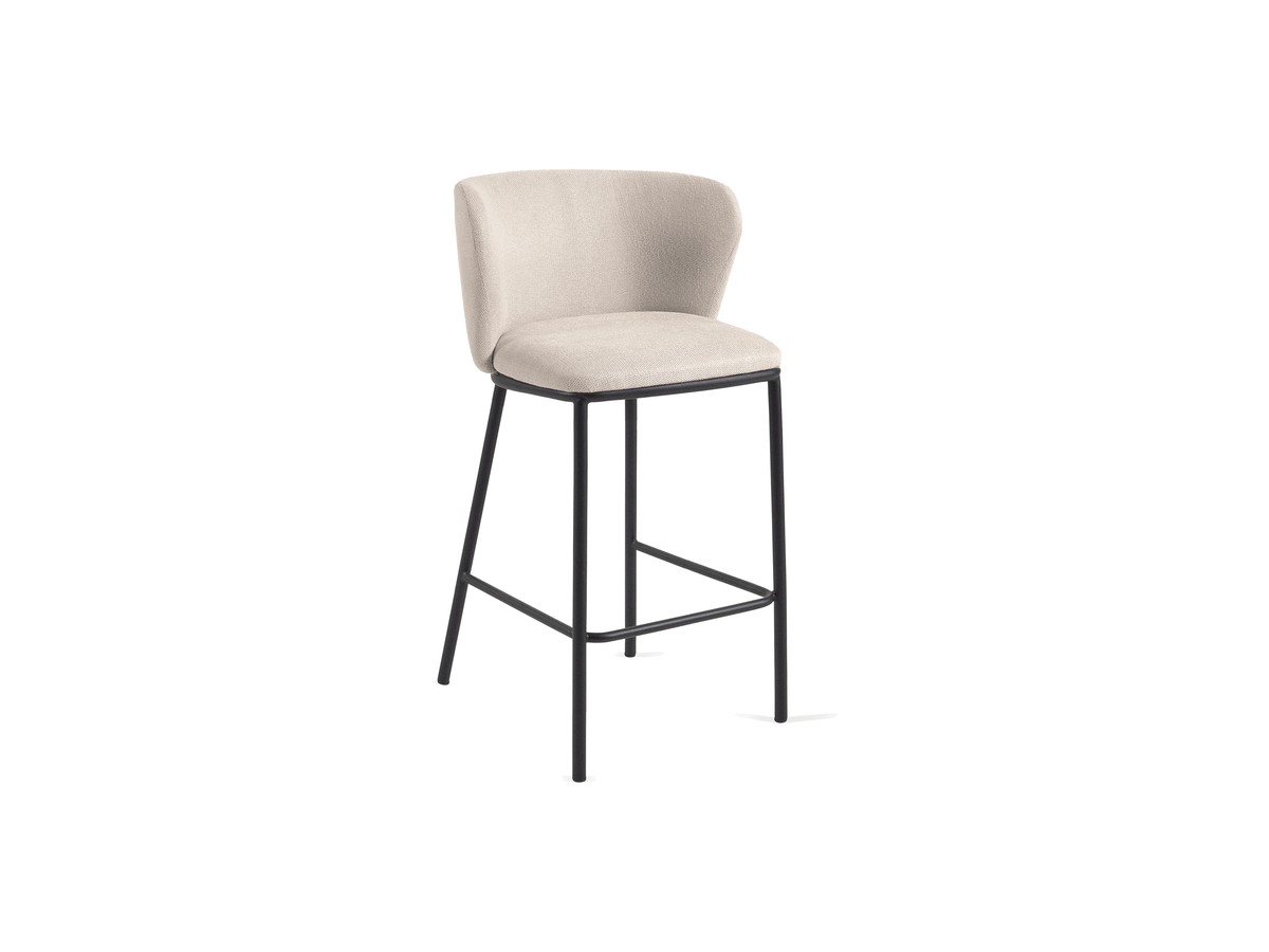 Kave Home Ciselia kruk in beige chenille en stalen poten in zwart hoogte 65 cm FSC Mix Credit