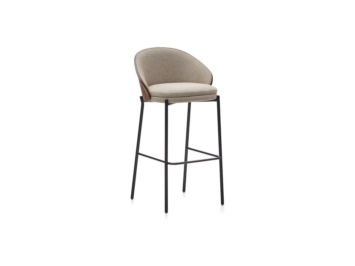 Kave Home Eamy kruk in lichtbruin chenille en in essenhoutfineer met walnoot afwerking en zwart metaal 77 cm