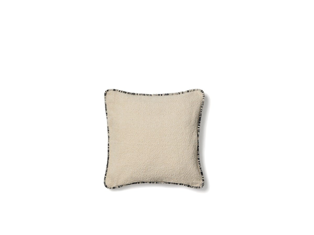 Kave Home Enari kussenhoes van 100% katoen in beige en contrasterende zwarte bies 50 x 50 cm