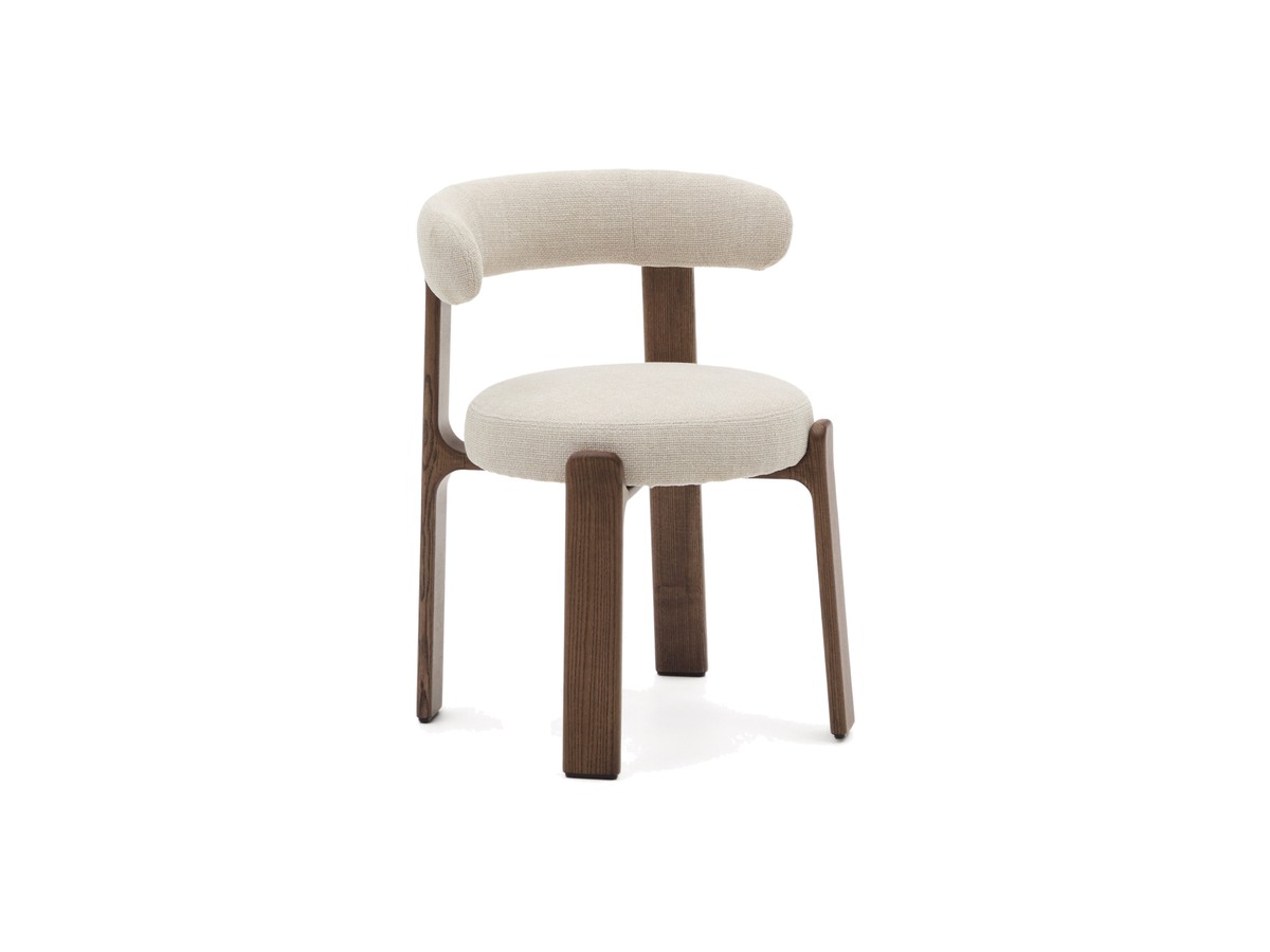 Kave Home Granite stoel in beige chenille en massief essenhout in noten afwerking FSC 100%