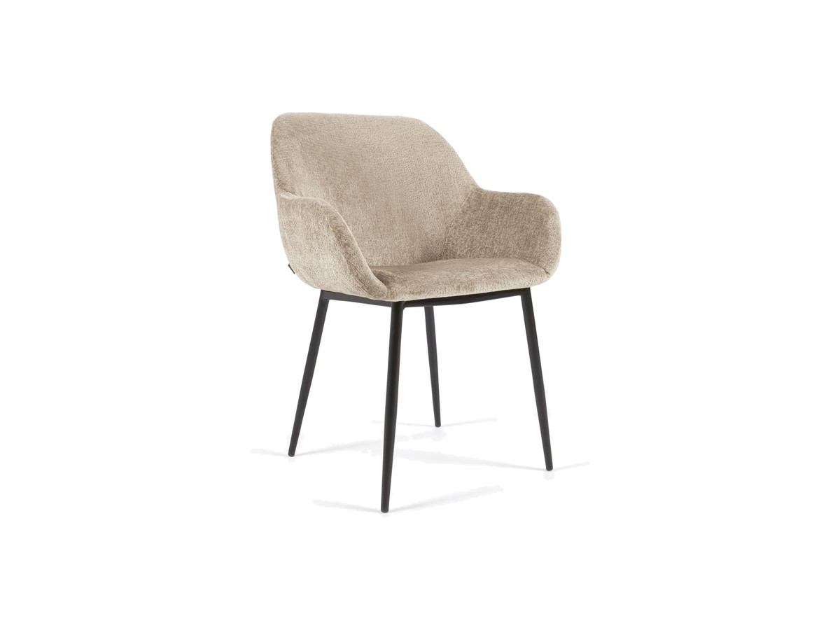 Kave Home Konna stoel in beige chenille met stalen poten en zwart gelakte afwerking