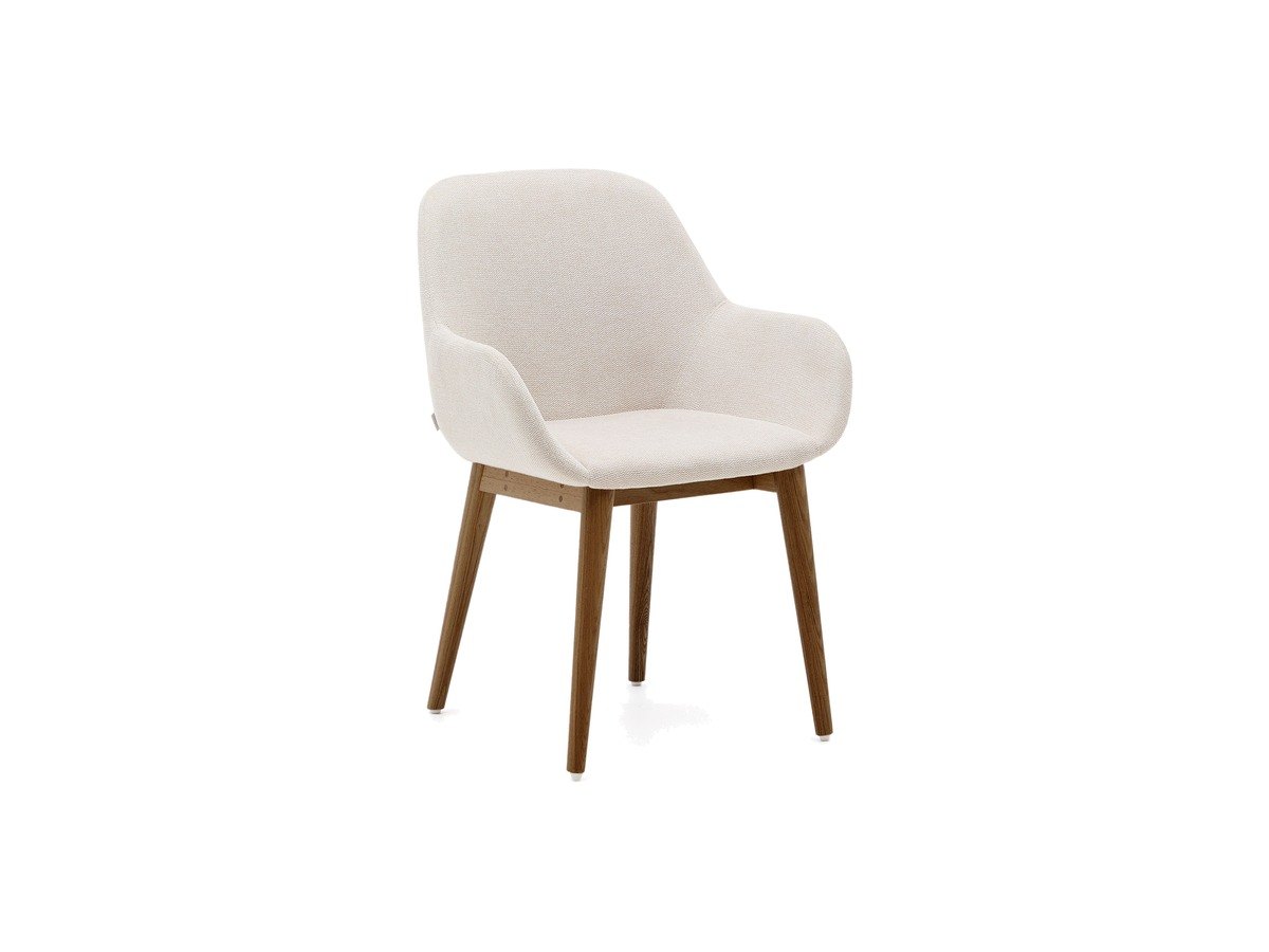 Kave Home Konna stoel in beige met massief essenhouten poten in een donkere afwerking