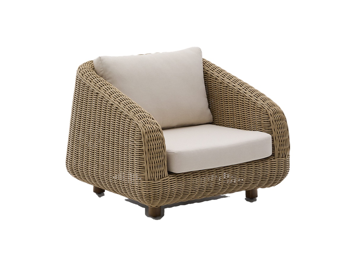 Kave Home Meria fauteuil van synthetisch rotan met poten in massief acaciahout FSC 100%